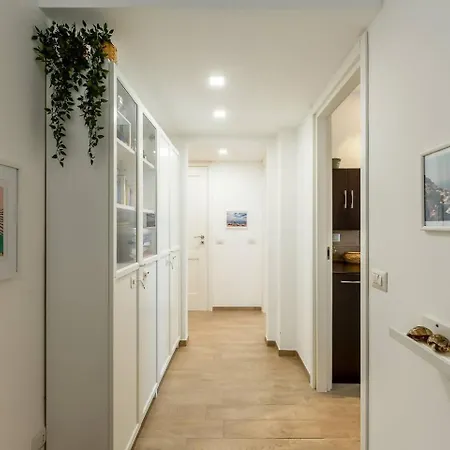 Attico - 2min Metro - Elegante With Ac شقة